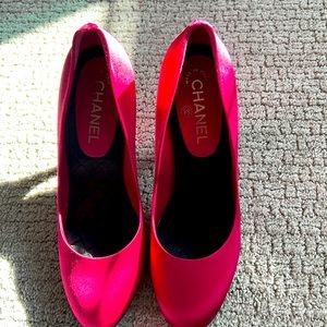 CHANEL SATIN ROUND TOE HEELS WITH CC LOGO ON HEELS.